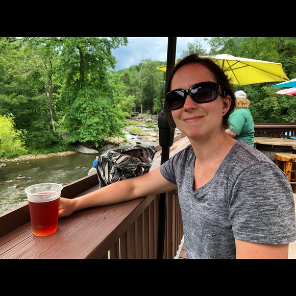 Meet your Posher, Laura - Picture 1 of 1